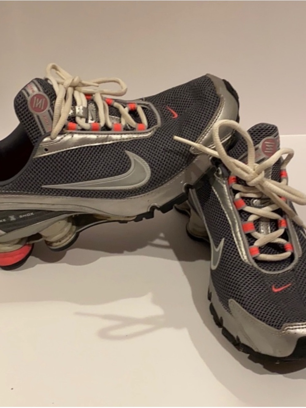 Woman’s Nike Shox sneakers gray mesh upper with hot pink accents Size 9